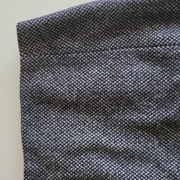 Lauren Ralph Lauren | Navy & Gray Tweed Skirt with Fluted Back Hem Size 8 - Picture 4 of 4